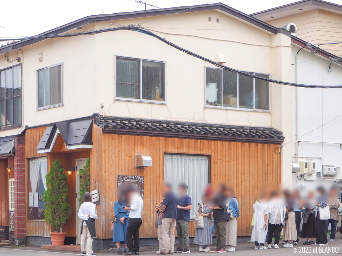 洋菓子店の行列